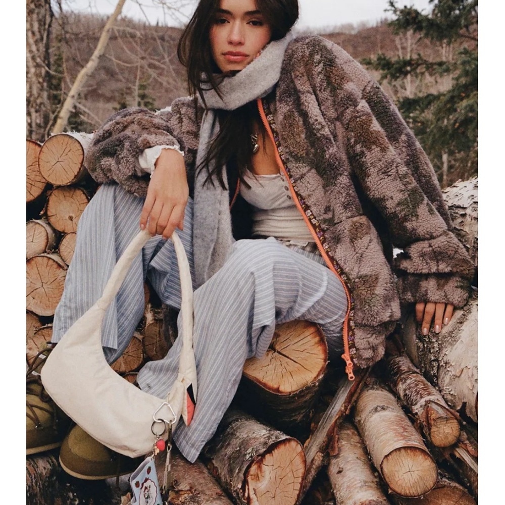 roduct

So cozy BDG jacket in a fuzzy printed fleece jacket.
